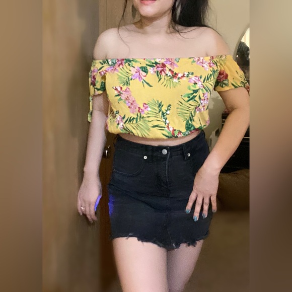 3 for $15 🌸 Crop top - Picture 1 of 5